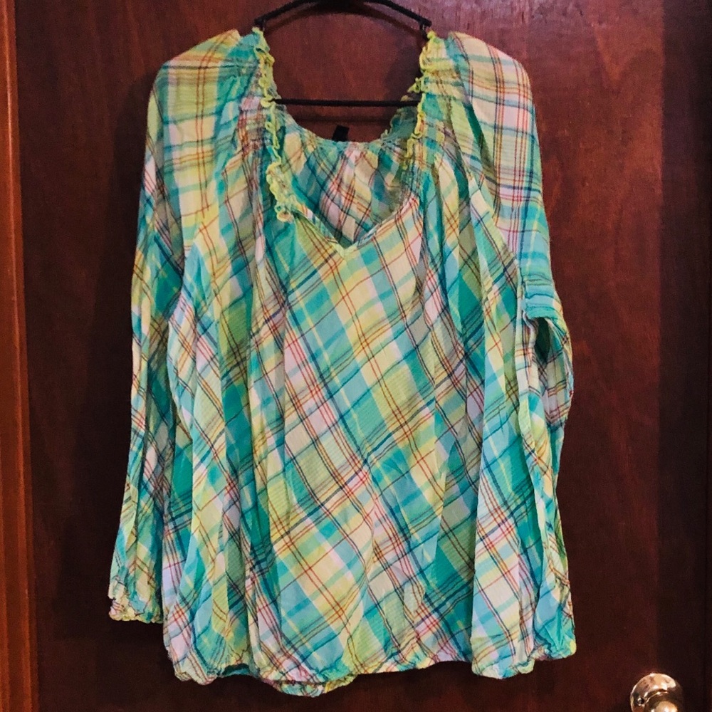 Plus size 22/24 Lane Bryant top, lightweight.